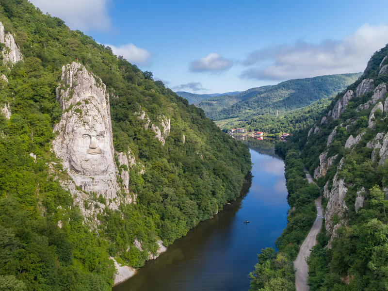 Kreuzfahrten Donau: Flusskreuzfahrt mit DCS Amethyst 1 ab/an Passau inkl. Vorübernachtung 12 Nächte Mittelklassehotel mit Frühstück / Premium-Schi