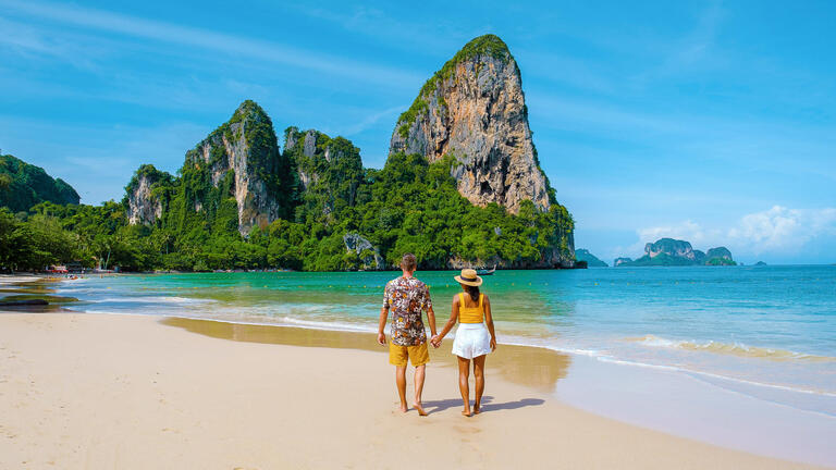 Rundreisen Thailand: Smaragdgrüne Seen, weiße Strände & bunte Märkte entdecken