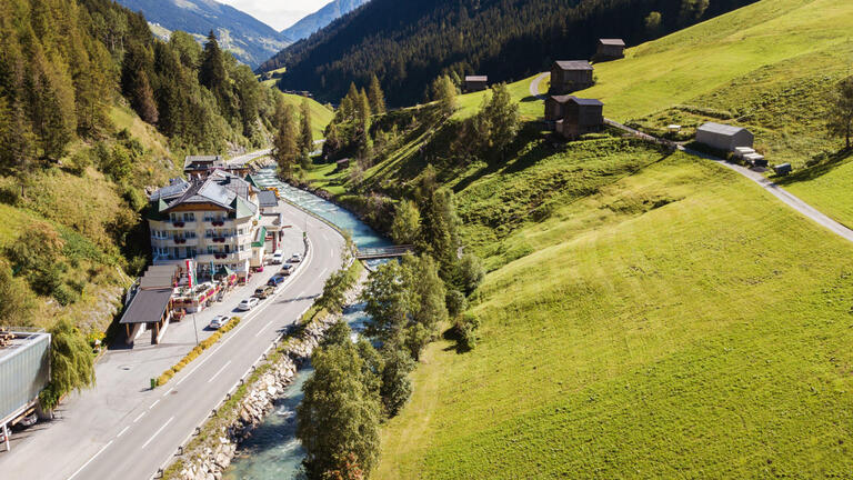 Eigene Anreise Österreich/Tirol - Paznauntal: 4-Sterne-Hotel Höllroah in Kappl
