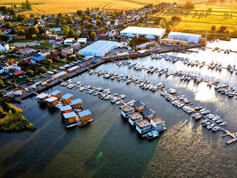 Eigene Anreise Ostsee - Kröslin: Hausboot-Urlaub im Baltic Sea Resort 2, 4 bzw. 7 Nächte Hausboot mit Selbstverpflegung 3. und 4. Person reisen frei